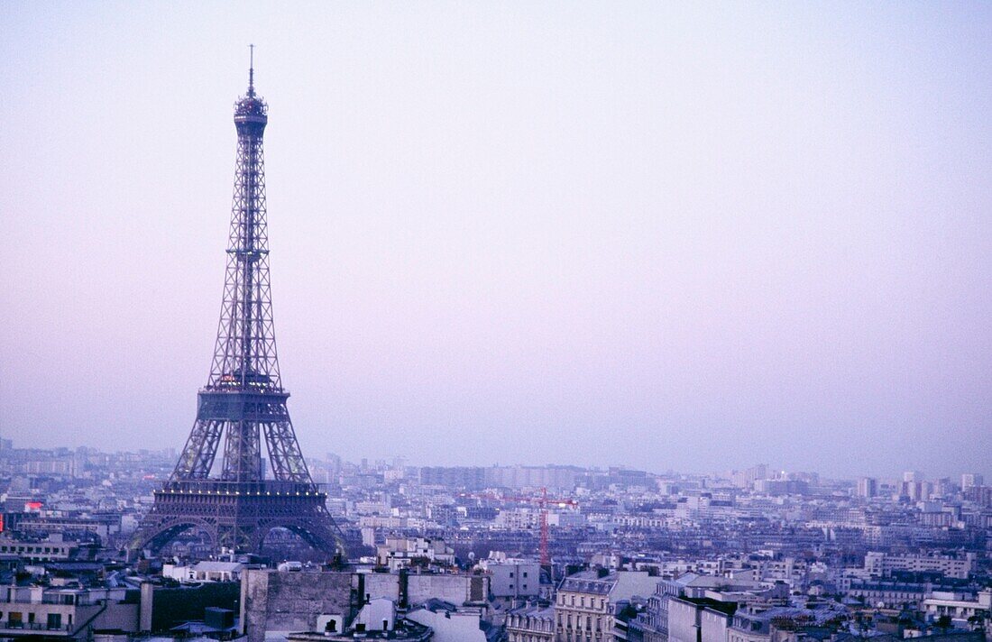 Eiffelturm in der Abenddämmerung mit Pariser Skyline