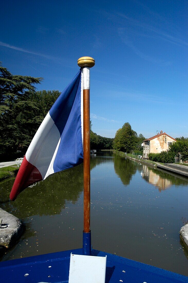 Französische Flagge am Bug eines Lastkahns auf dem Canal Du Centre