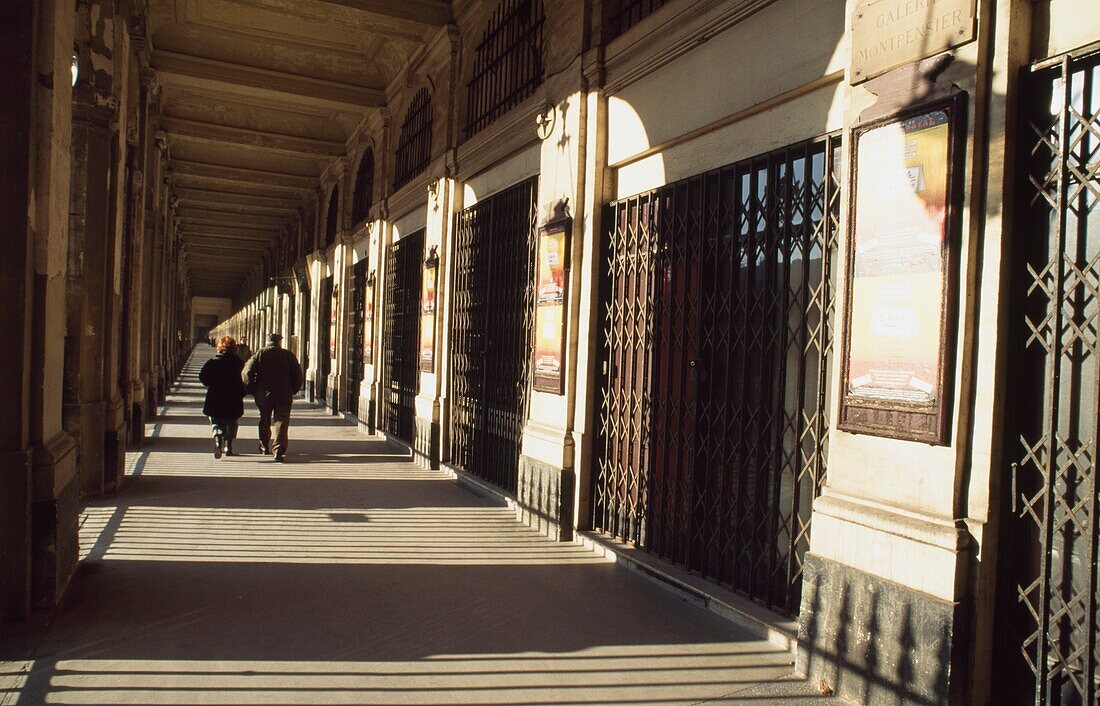 Paar geht den Gang am Place du Palais Royal entlang