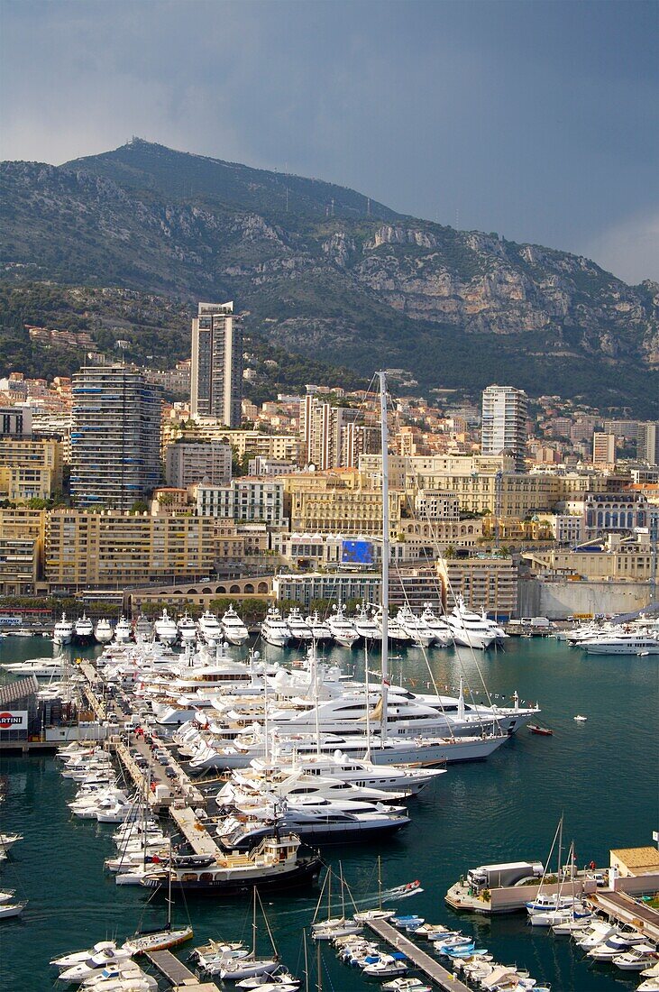Erhöhte Ansicht von Port Hercule von Monaco-Ville aus