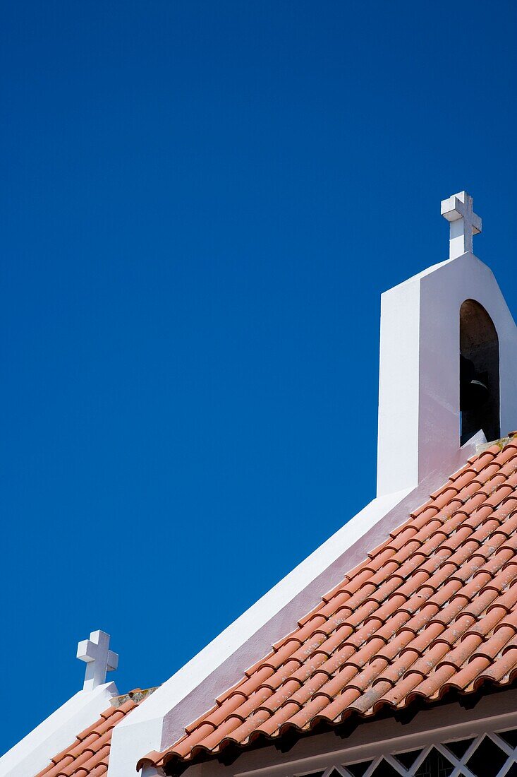Weiß getünchte Kirche und blauer Himmel