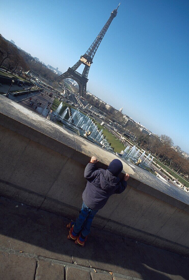 Junge schaut auf den Eiffelturm