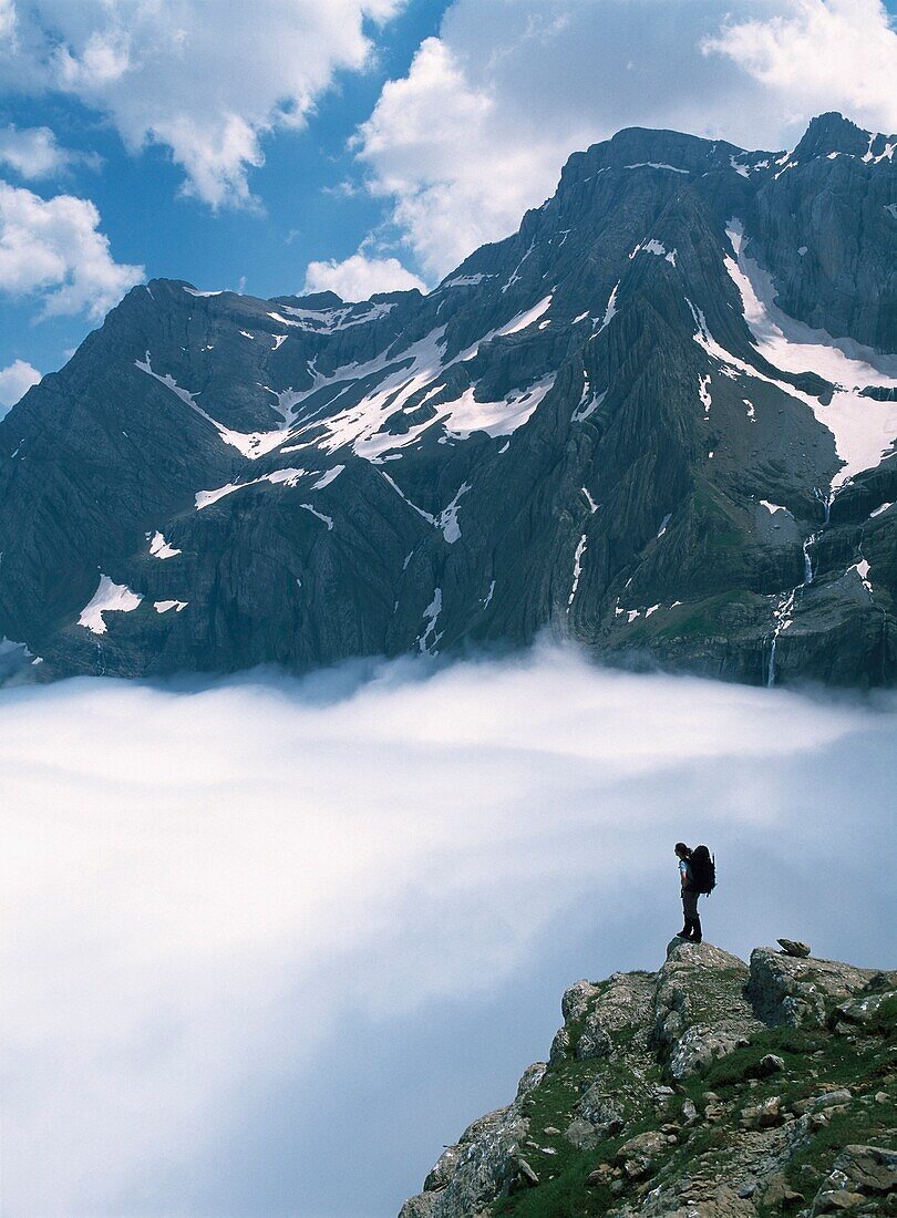 Spaziergänger blickt über ein Wolkenmeer in Richtung des Cirque De Gavarnie