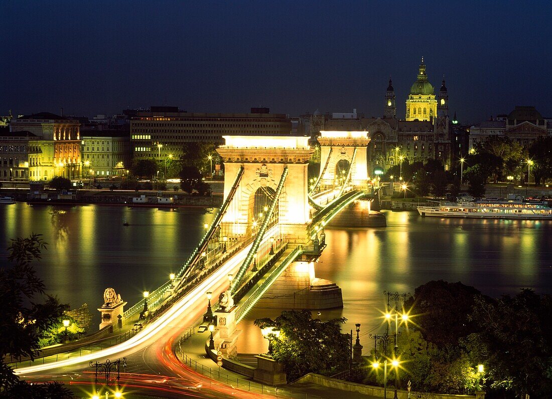 Beleuchtete SzÃ¨chenyi Kettenbrücke bei Nacht, Blick von oben