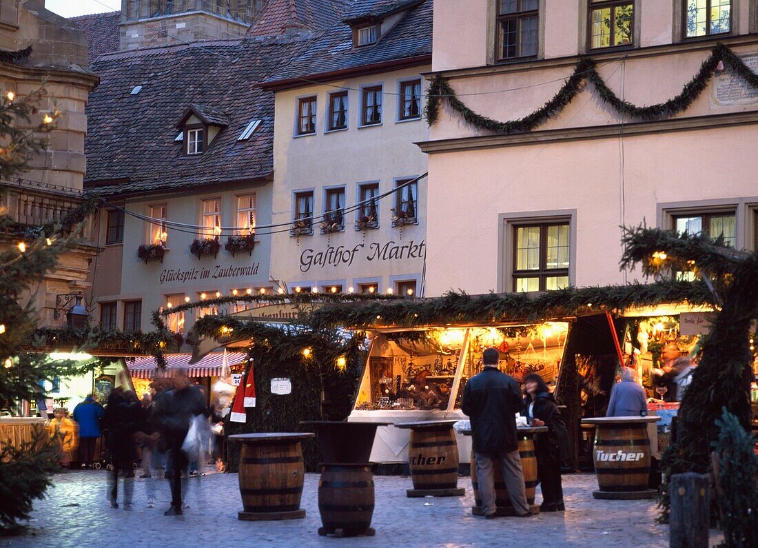 Weihnachtsmarkt in der Abenddämmerung