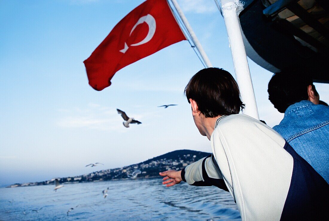 Mann auf einer Fähre auf dem Bosporus