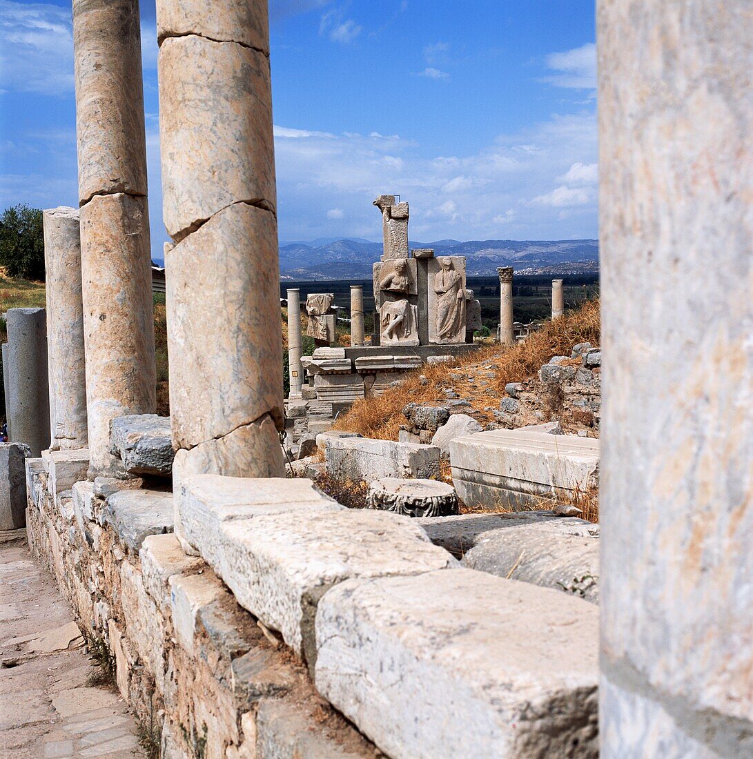 Säulen und Ruinen in Ephesus