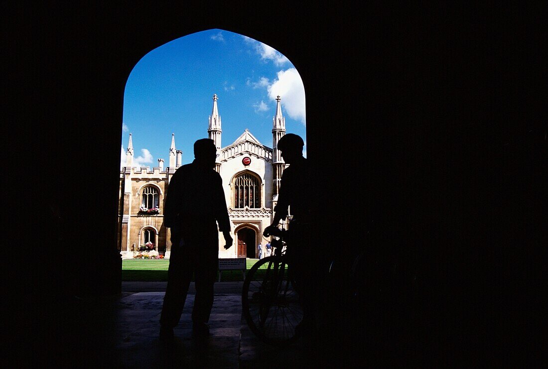 Stehende Studenten vor dem Eingang zum Corpus Christi College