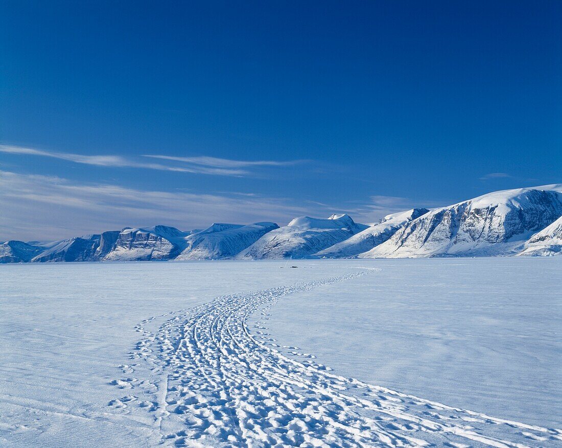 Schneebedeckte Landschaft des Uummannaq Fjordes