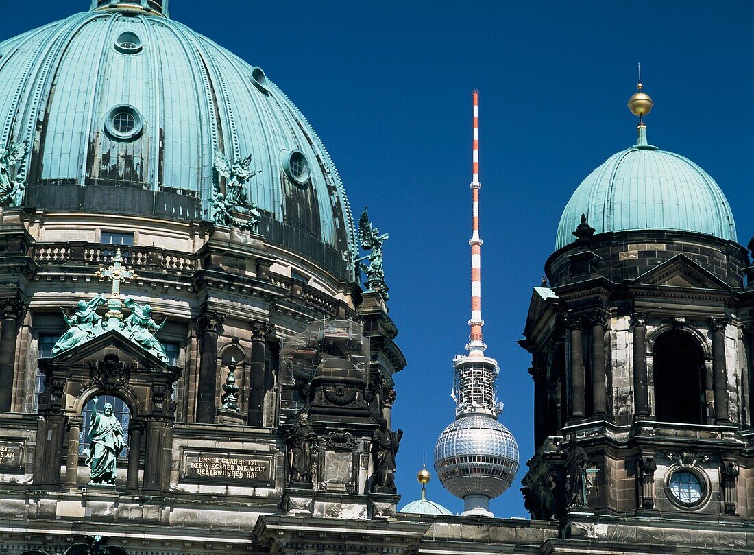 Berliner Dom mit Fernsehturm im Hintergrund