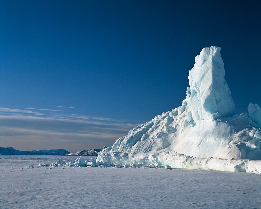 Eisberg auf gefrorenem Meer
