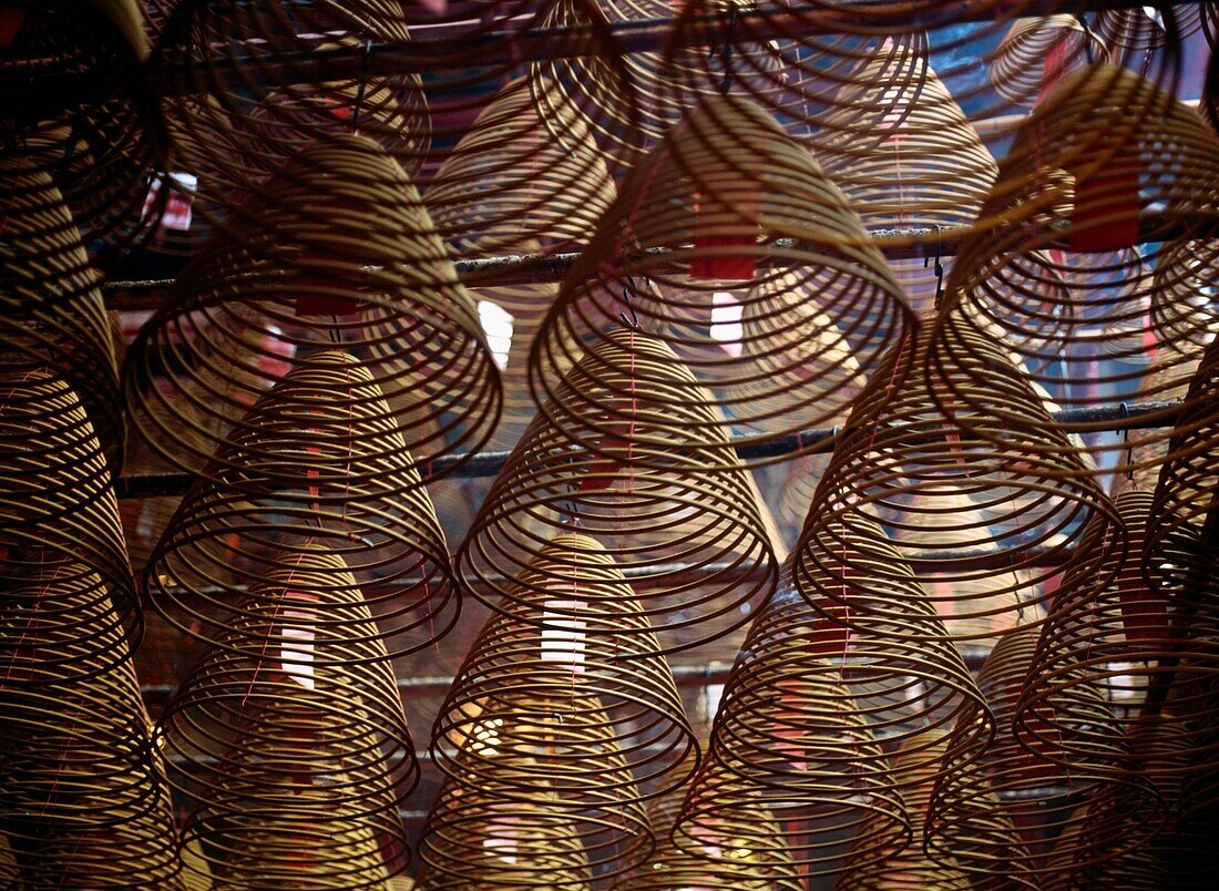 Große Räucherstäbchen hängen von der Decke des Man-Mo-Tempels herab