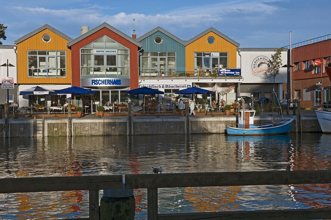 Cafés und bunte Häuser entlang des Hafens
