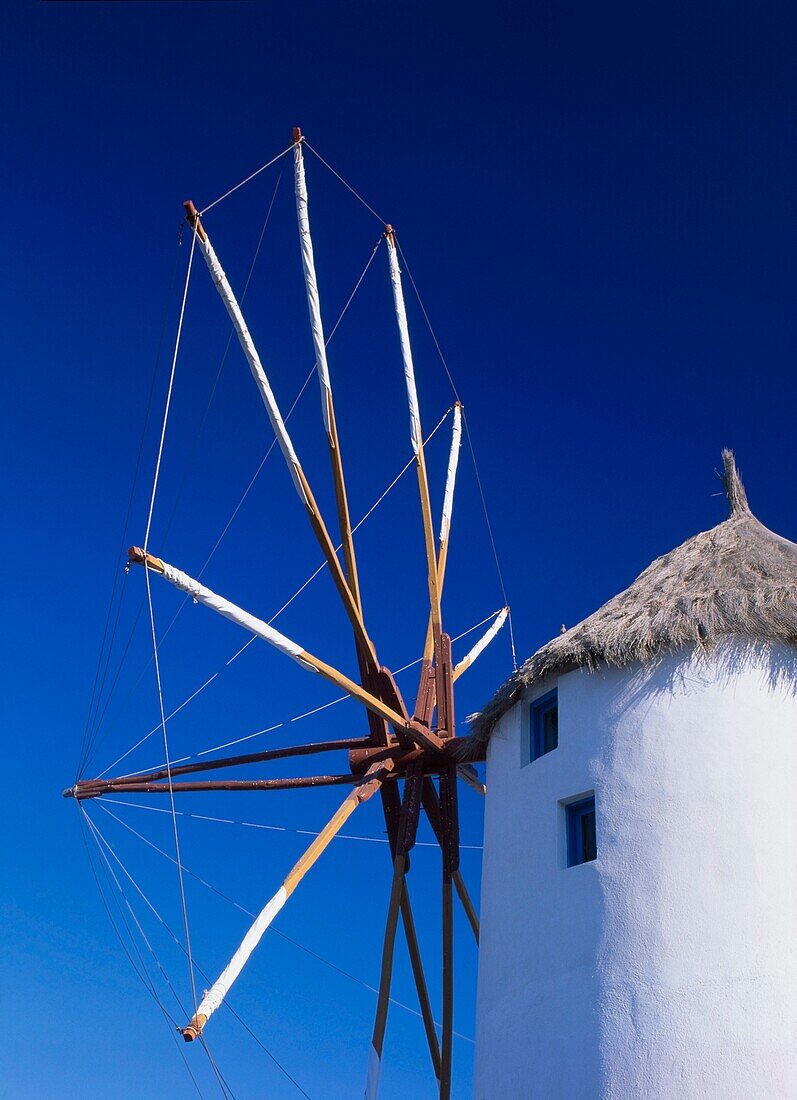 Traditionelle Windmühle gegen den klaren Himmel