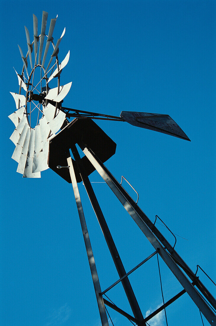 Metallische Windmühle gegen blauen Himmel