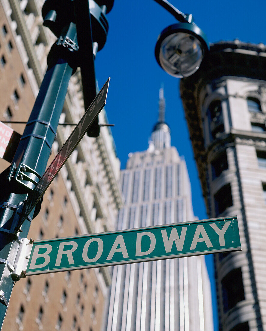 Broadway-Schild und Empire State Building