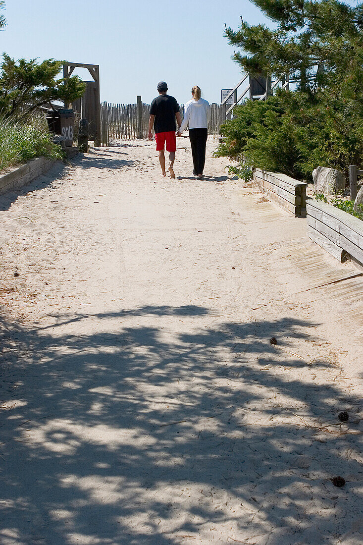 Paar, das auf den Ocean Beach schwimmt