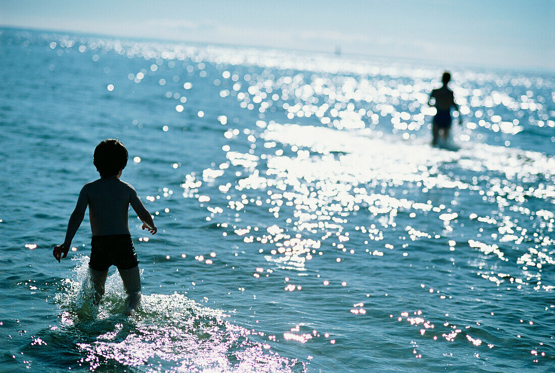 Spielende Kinder im Meer