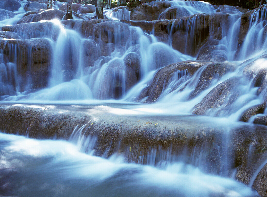 Wasser und Felsen bei den Dunns River Falls, Nahaufnahme