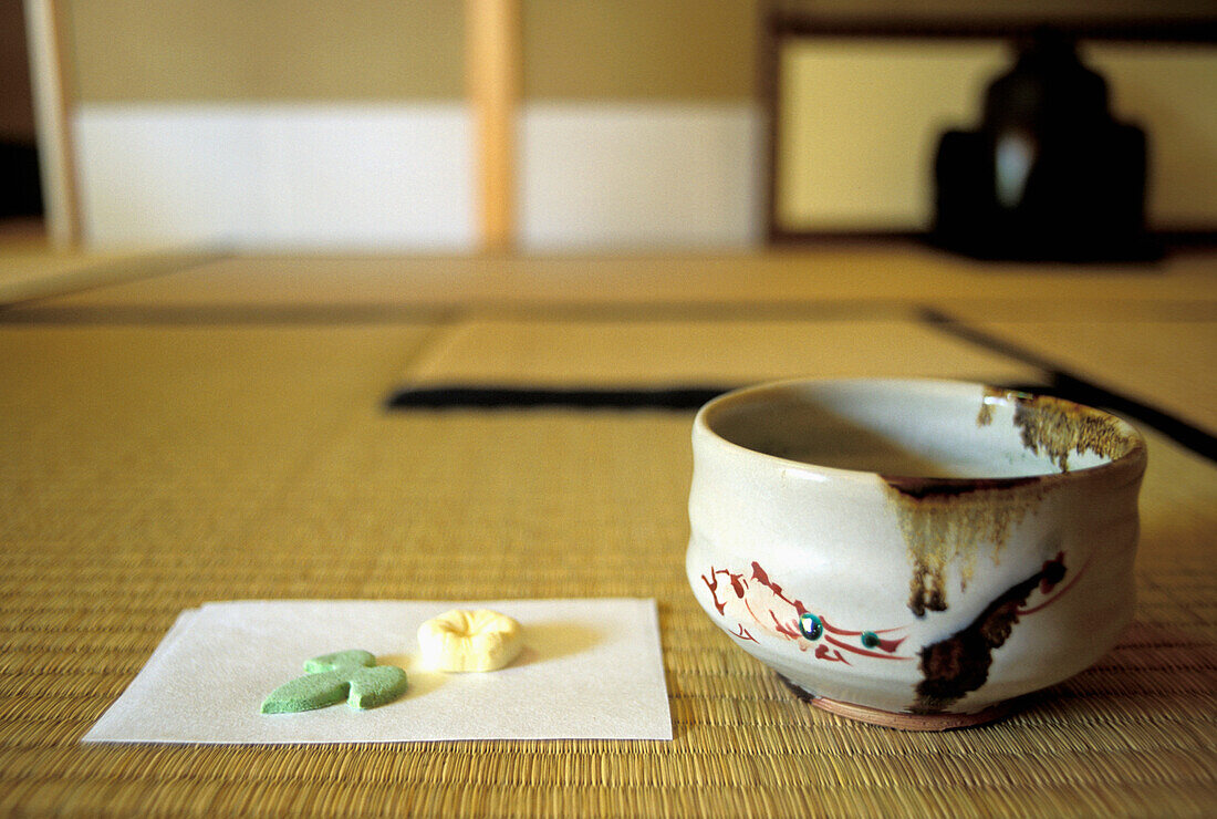 Schale auf Tatami-Matten im Teezeremonienraum, Nahaufnahme
