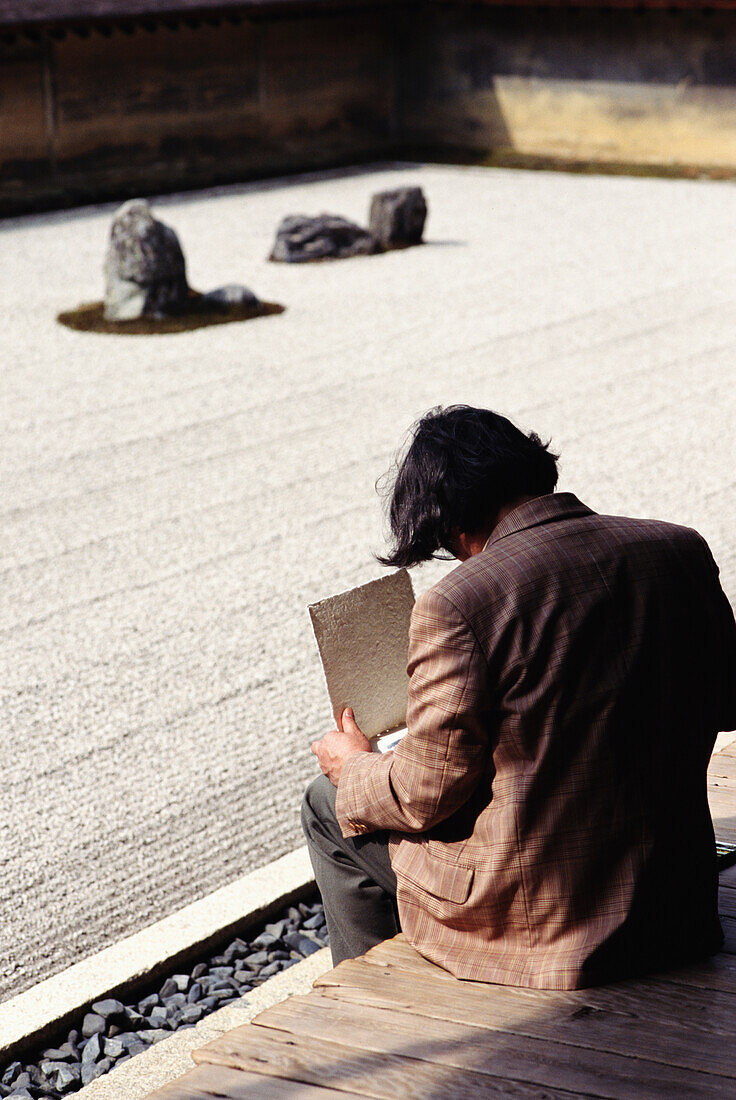 Mann beim Zeichnen im Garten des Abtes von Ryoanji