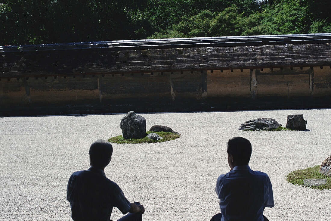 Zwei Männer in den Ryoanji Zen-Felsengärten