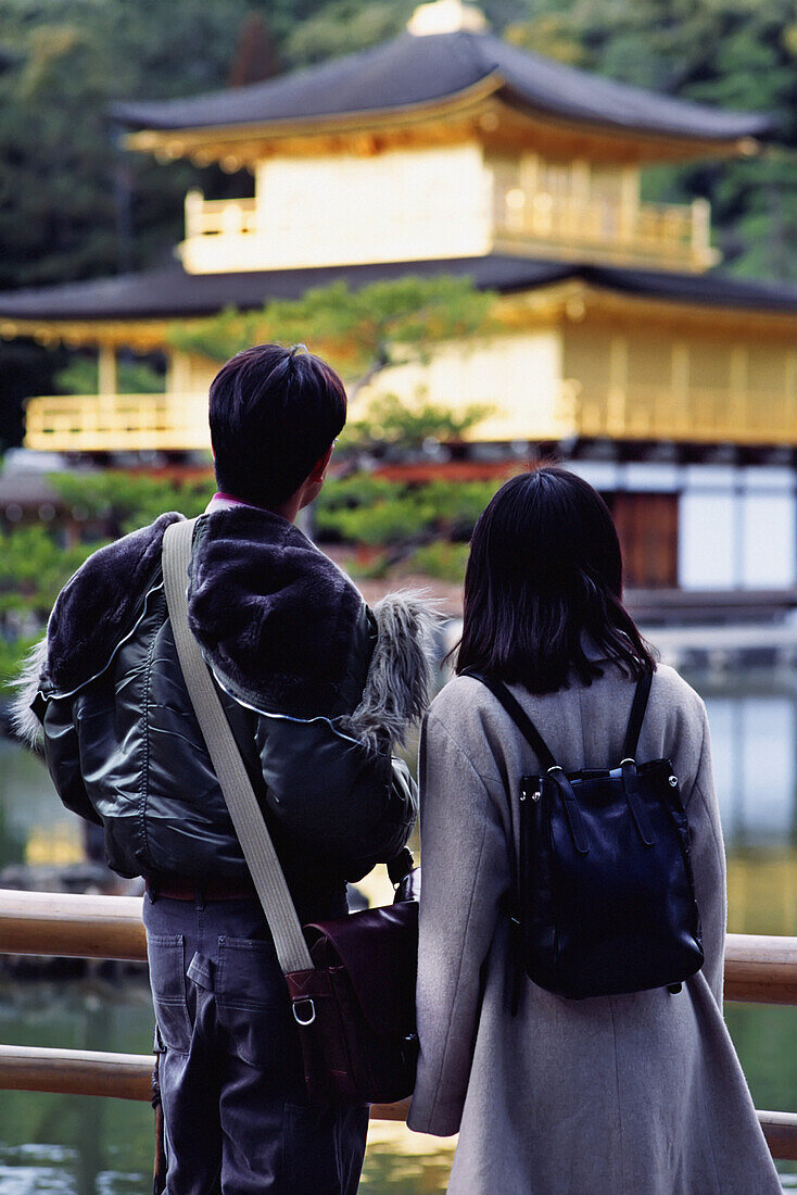 Ein Paar betrachtet den Kinkakuji-Tempel
