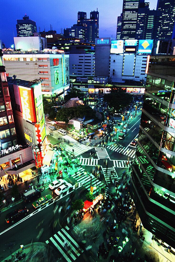 Shinjuku Station und belebte Straßenszene in der Abenddämmerung, hoher Blickwinkel