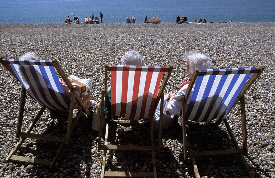 Drei alte Frauen auf Liegestühlen am Pebble Beach