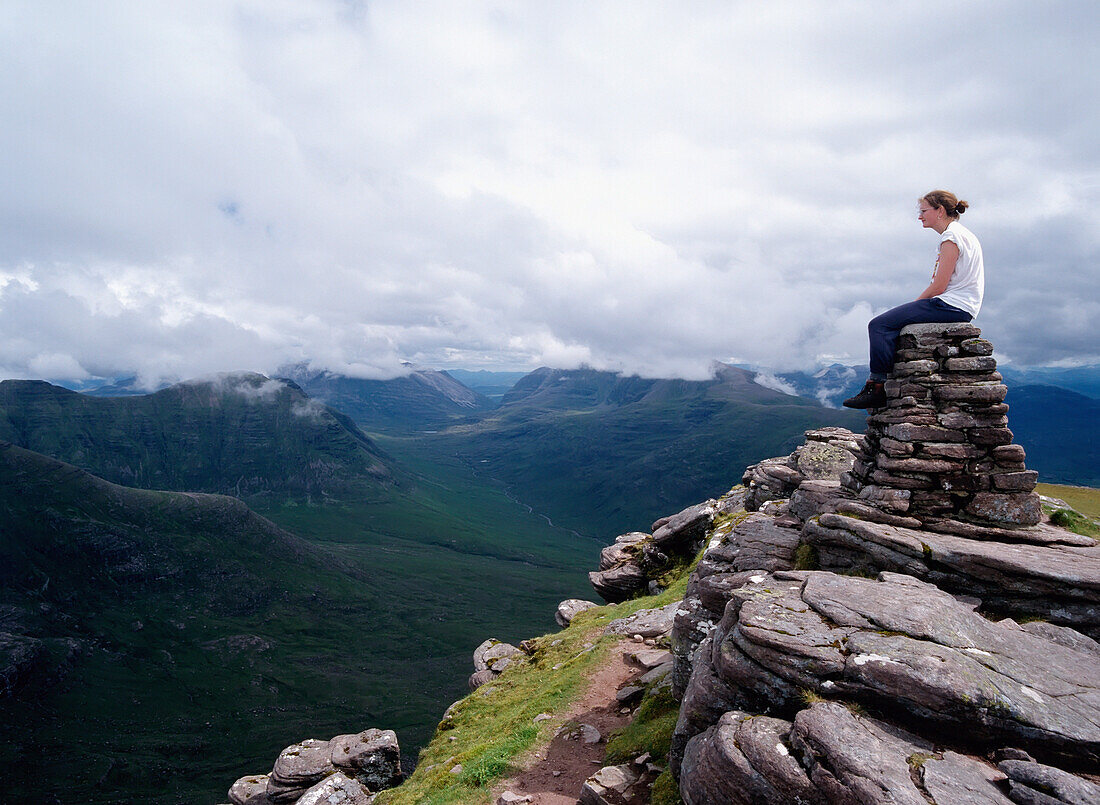 Wanderer auf dem Gipfel des Beinn Alligan Torridon