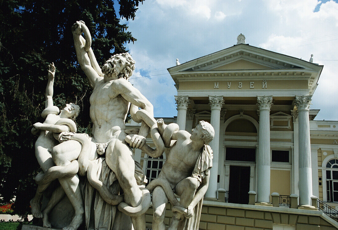 Ukraine, Statue vor dem Archäologischen Museum; Odessa