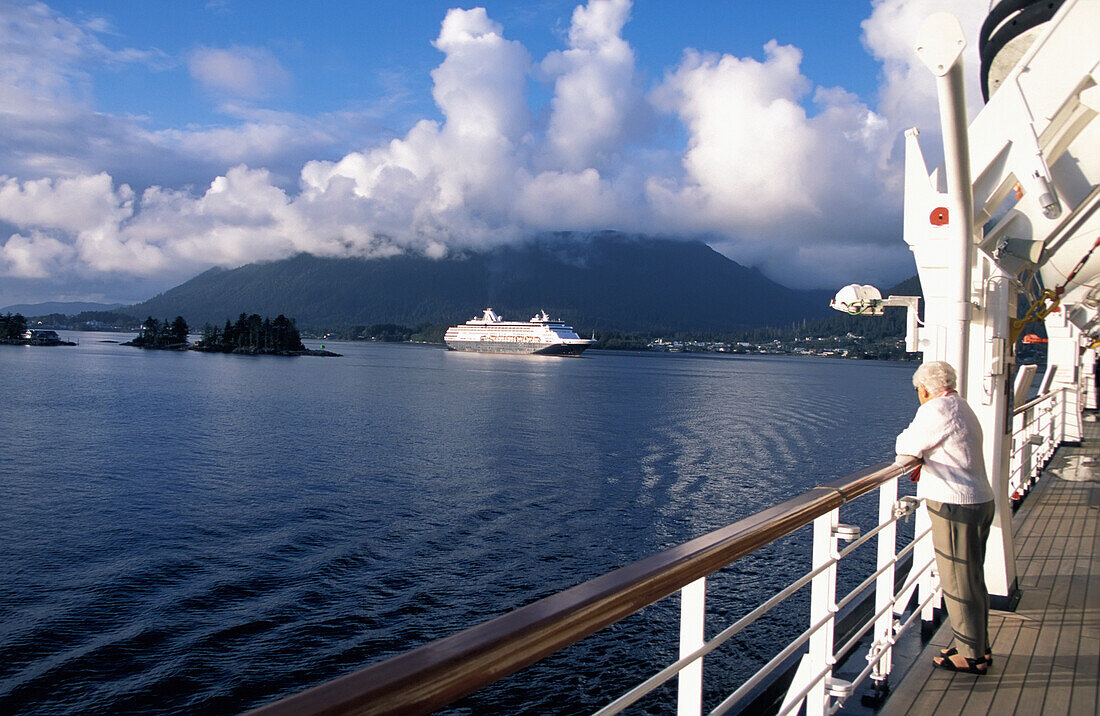 Ältere Frau auf dem Deck eines Kreuzfahrtschiffes