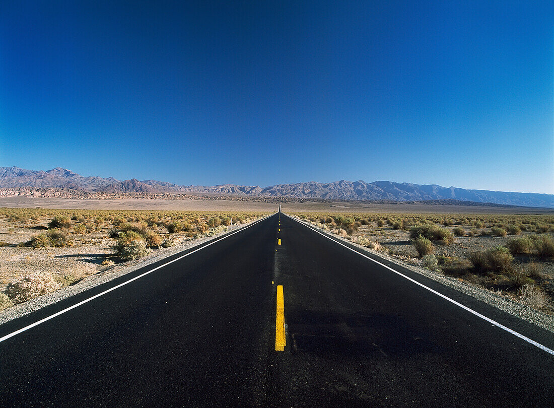 Blick auf die lange gerade Straße bei Stovepipe Wells