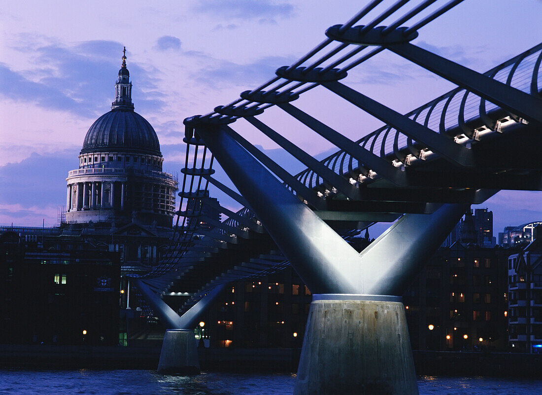 Blick entlang der Millennium Bridge auf die St. Paul's Cathedral in der Abenddämmerung