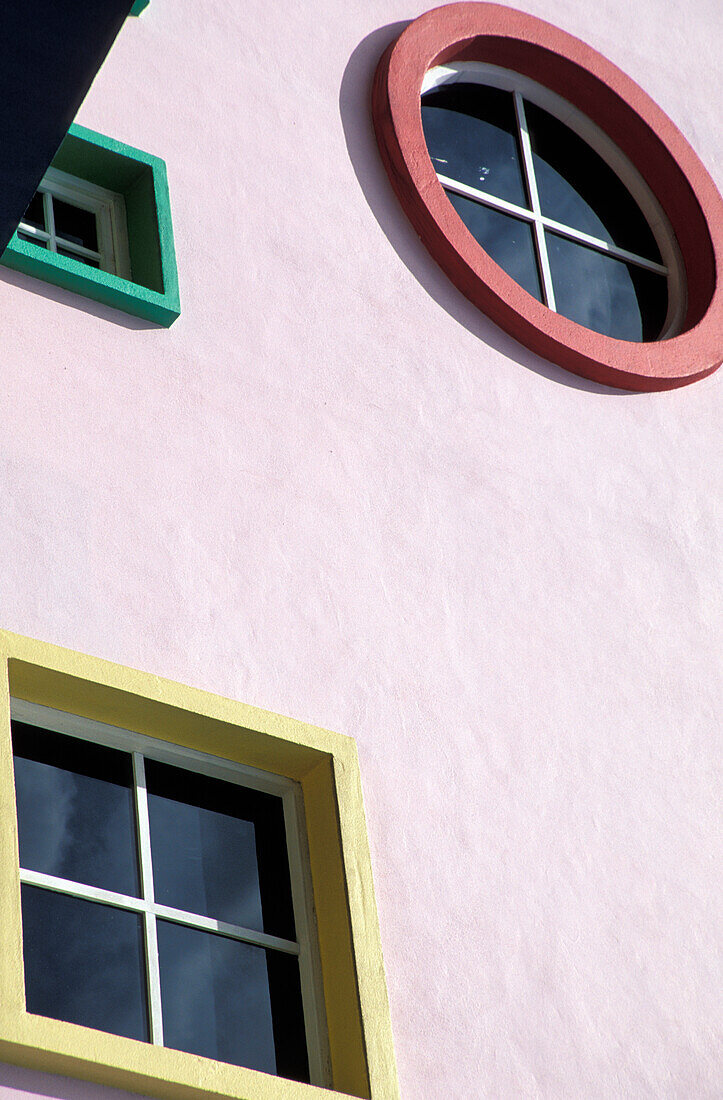 Quadratische und runde Fenster an einem Gebäude, Nahaufnahme