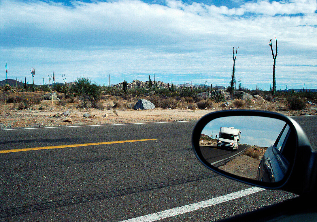 Highway 1 mit Wohnmobil im Rückspiegel, Baja California