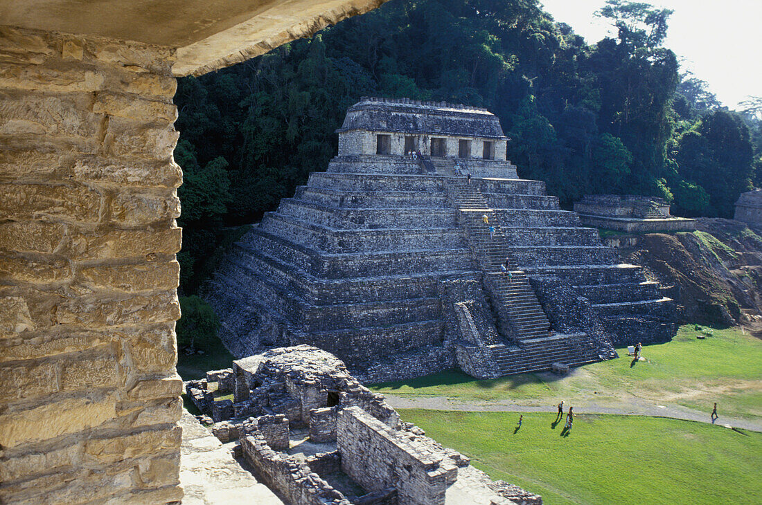 Blick durch das Fenster der Pyramide bei den Ruinen von Palenque