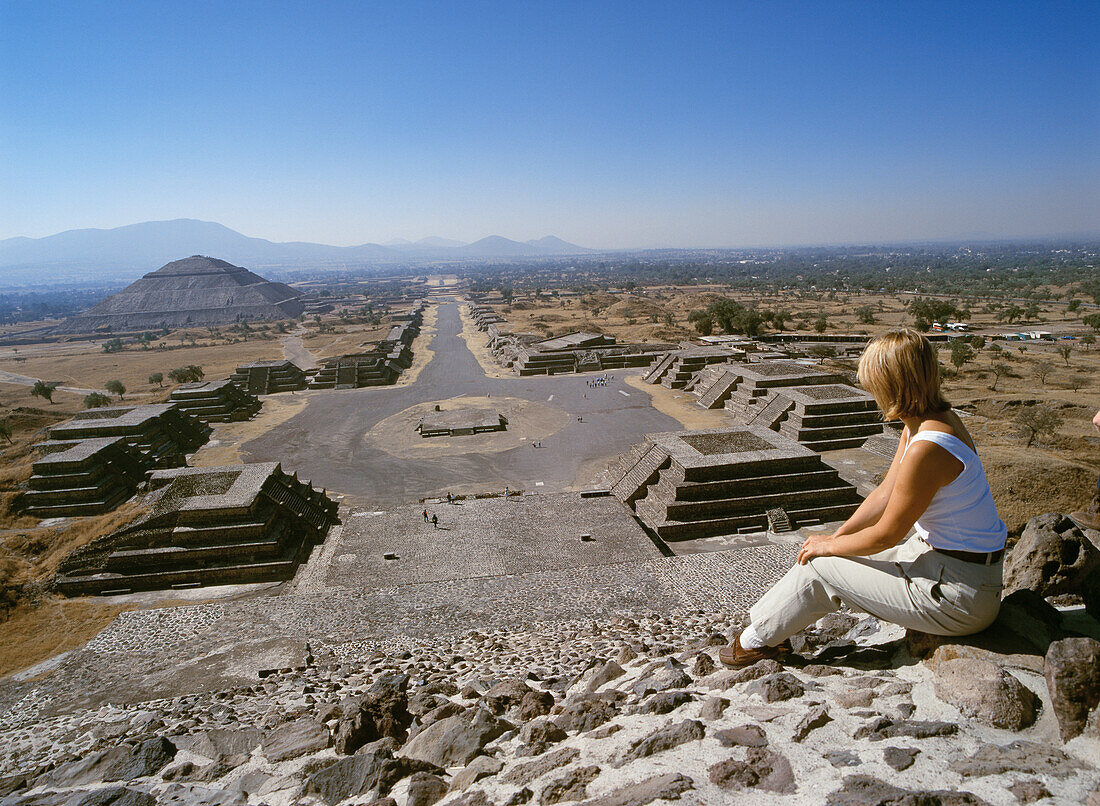 Tourist auf der Spitze einer Pyramide sitzend