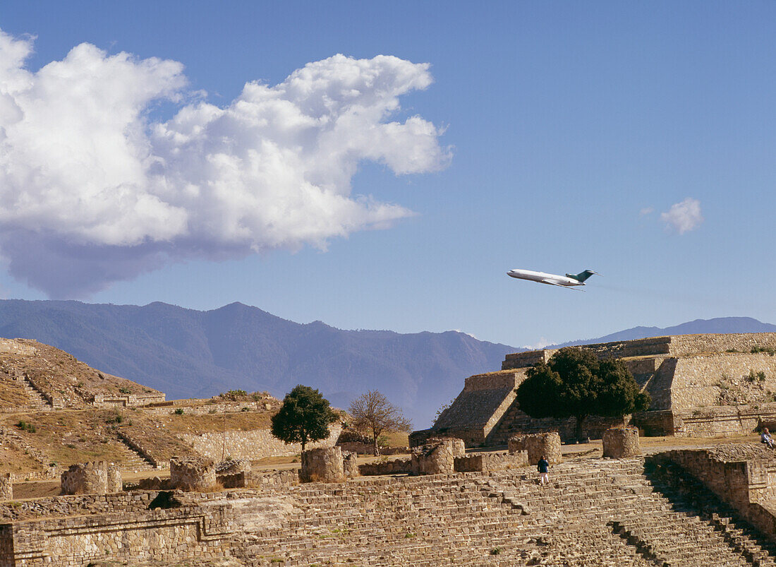 Flugzeug fliegt über die Ruinen von Monte Alban