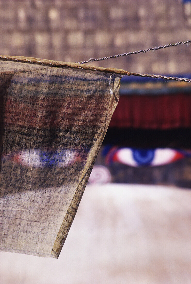 Buddhas Augen und Gebetsfahnen, Nahaufnahme