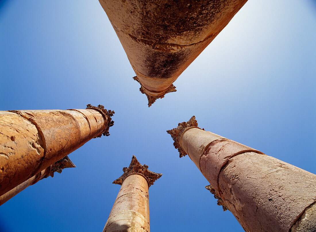 Blick von unten auf die römischen Ruinen von Jerash