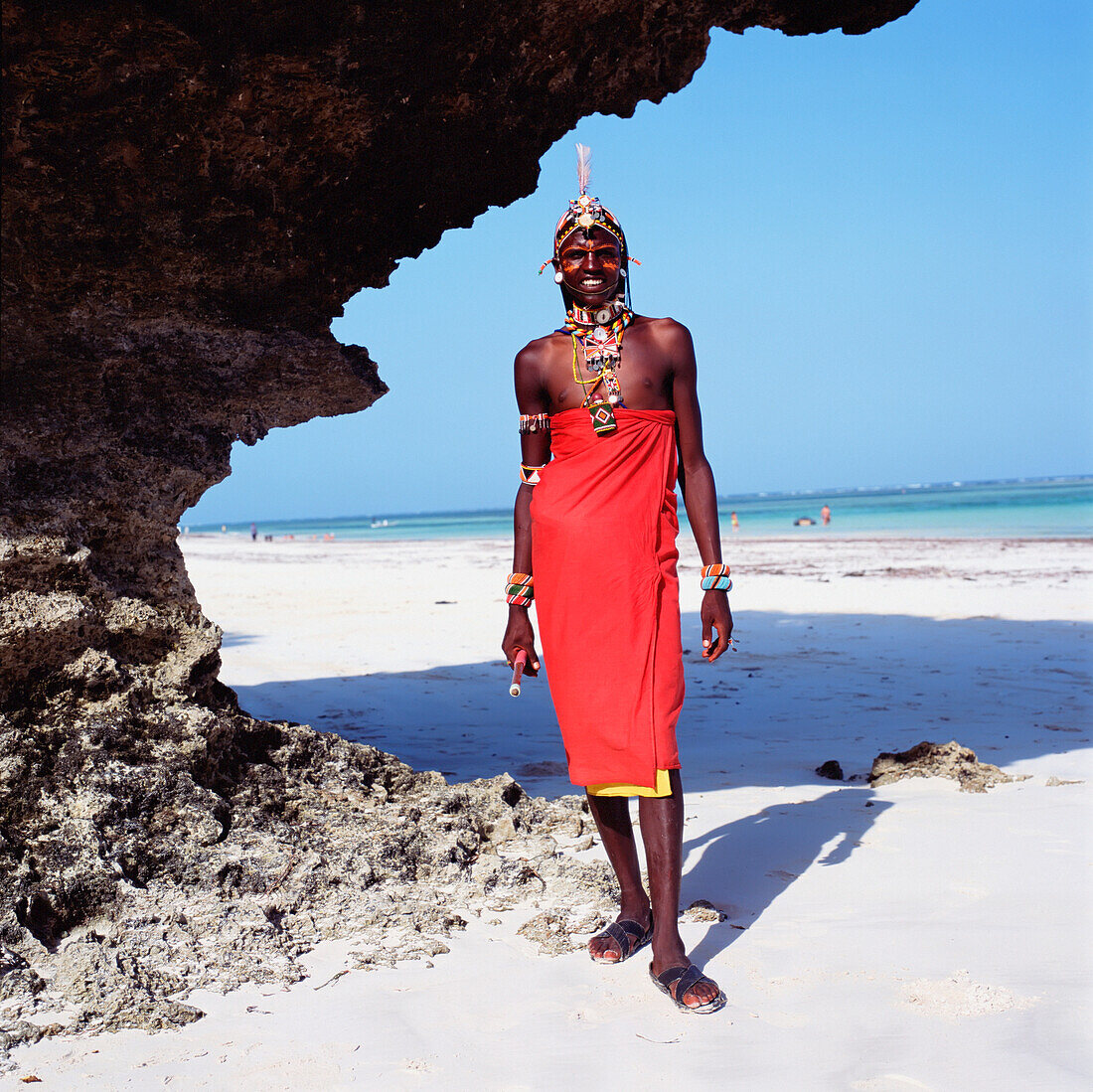Samburu-Stammesangehöriger am Strand von Diani