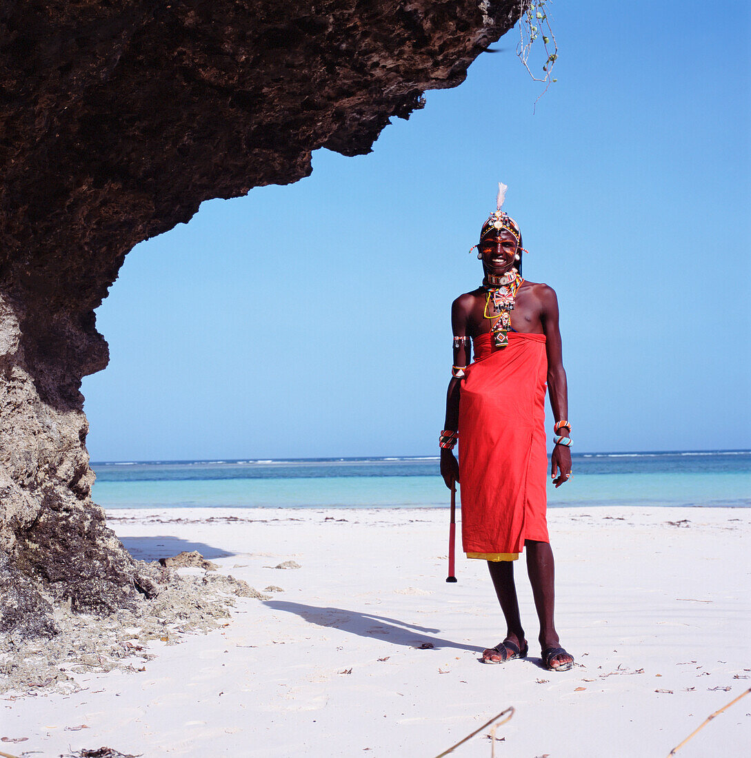 Lächelnder Samburu-Mann am Strand stehend