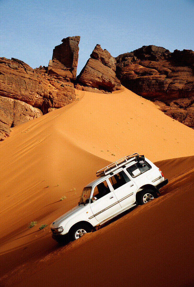 Jeep Crossing Sand Dunes, Tadrart-Acacus