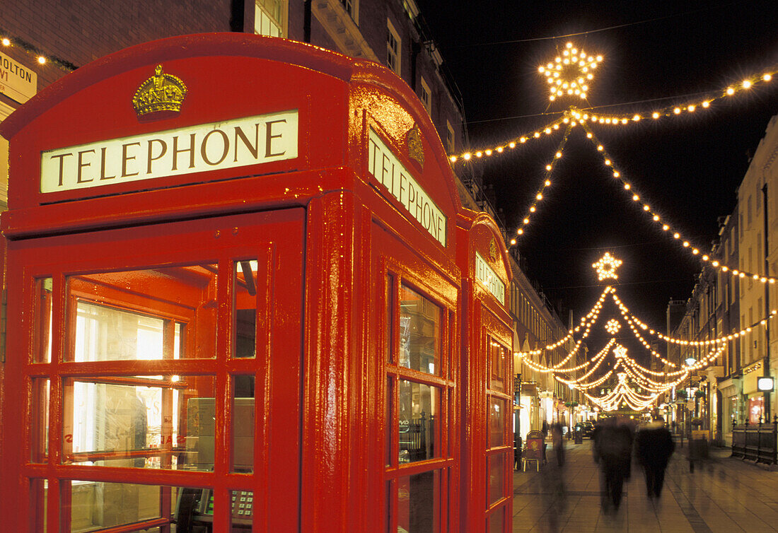 Weihnachtslichter und Telefonzelle in der South Molton Street