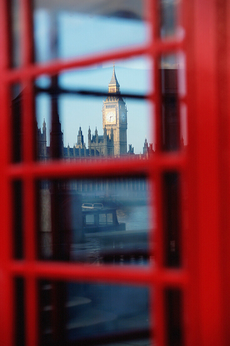Houses of Parliament und Big Ben aus der Sicht einer roten Telefonzelle