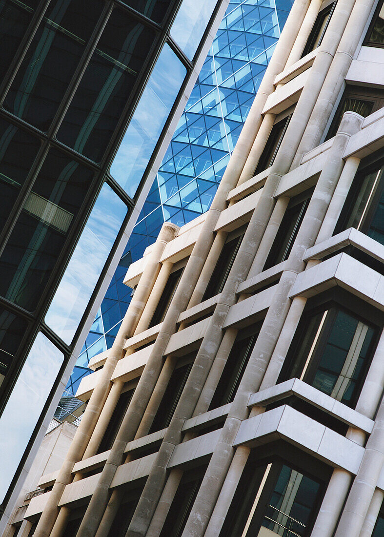 The Gherkin und benachbarte Gebäude, London