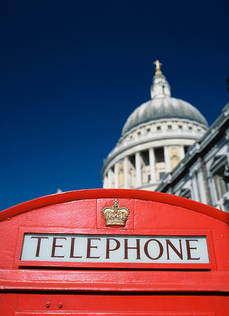 St. Pauls Kathedrale und rote Telefonzelle