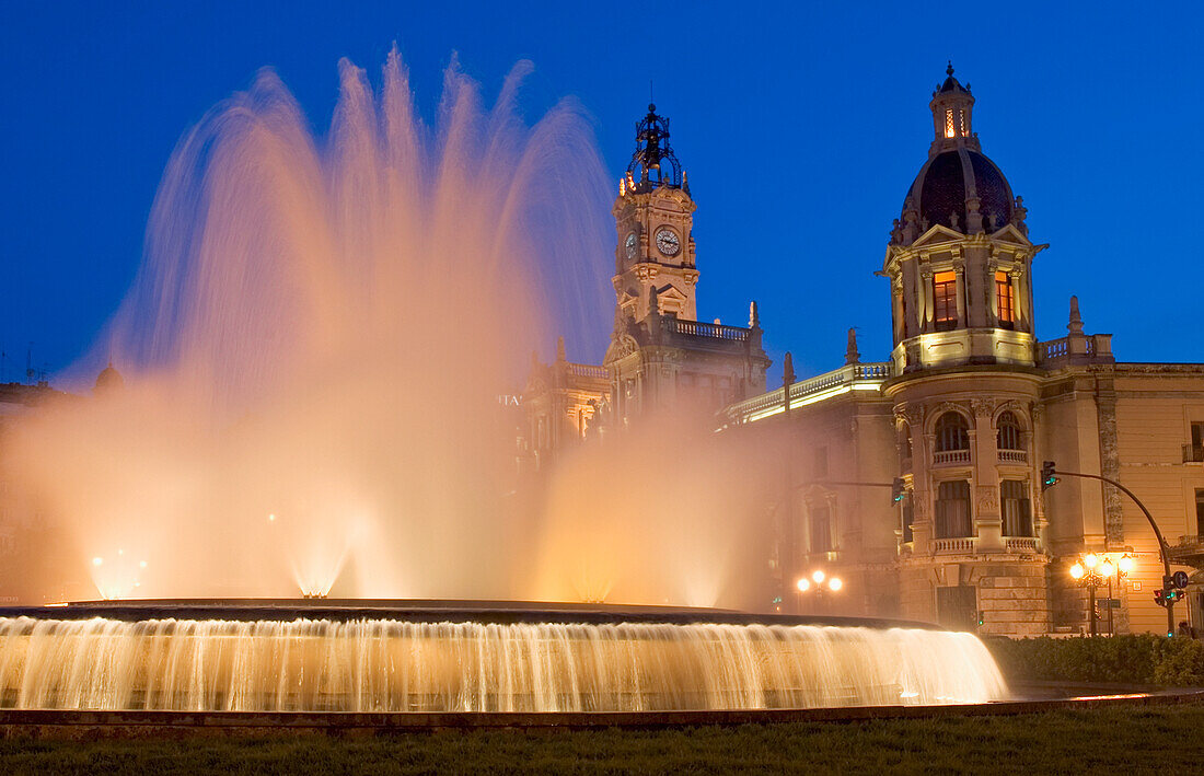 Rathaus und Springbrunnen in der Dämmerung