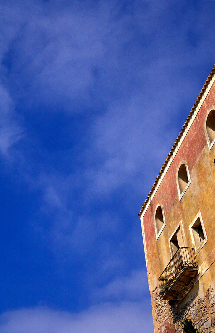 Bischofspalast und blauer Himmel